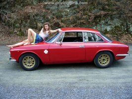 alfa_romeo_bertone_girl_barefoot_driving_005.jpg