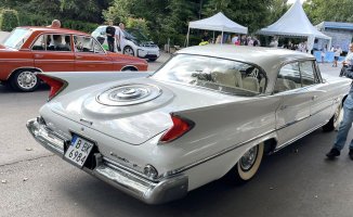 амер-Парад-Варна-1959 Крайслер Нюпорт-2.jpg