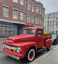 амер-Форд Ф100 на Киноцентъра в Бояна..jpg